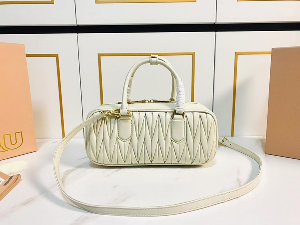 スーパーコピーブランドバッグ背面デザイン